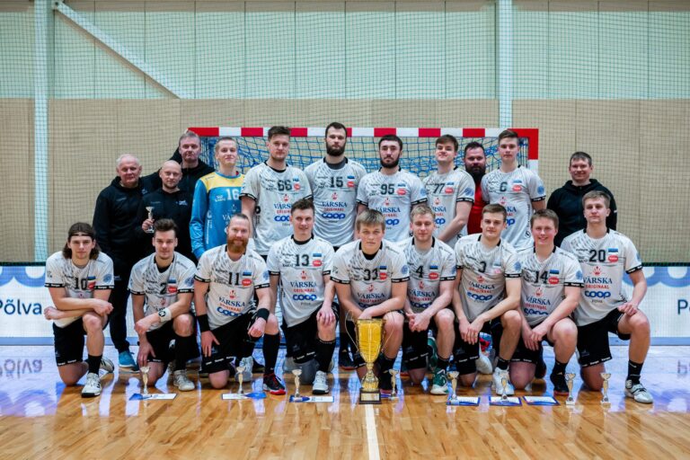 Põlva Serviti käsipallimeeskond karikavõistluste karikaga