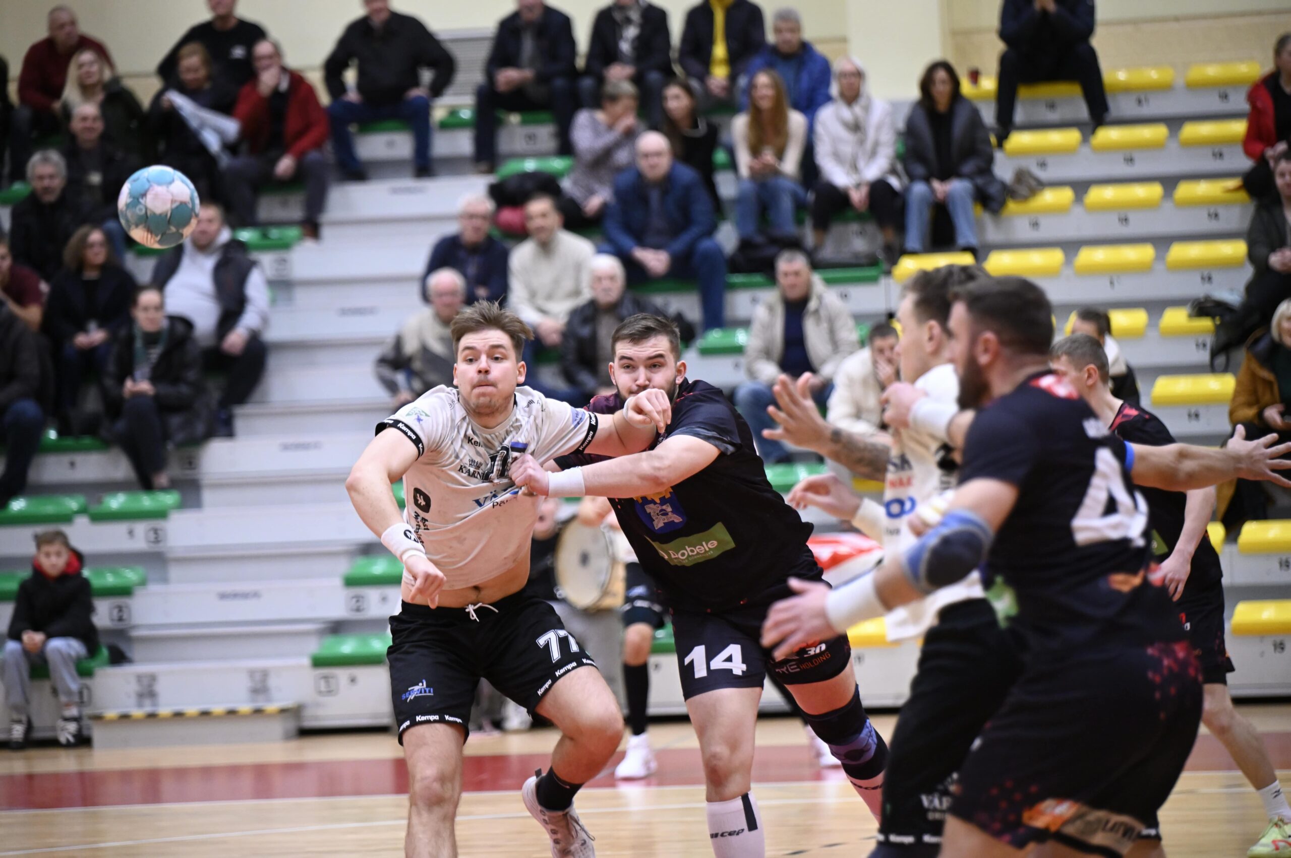 Meeskonna resultatiivseim Alfred Timmo saatmas palli teele Põlva Serviti käsipallur Alfred Timmo mängimas käsipalli